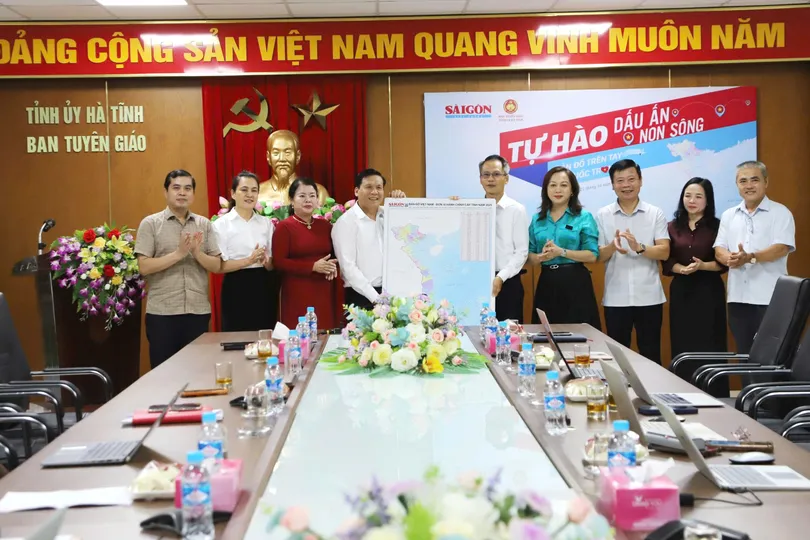 Báo SGGP trao tặng bản đồ Việt Nam đến tỉnh Hà Tĩnh 
