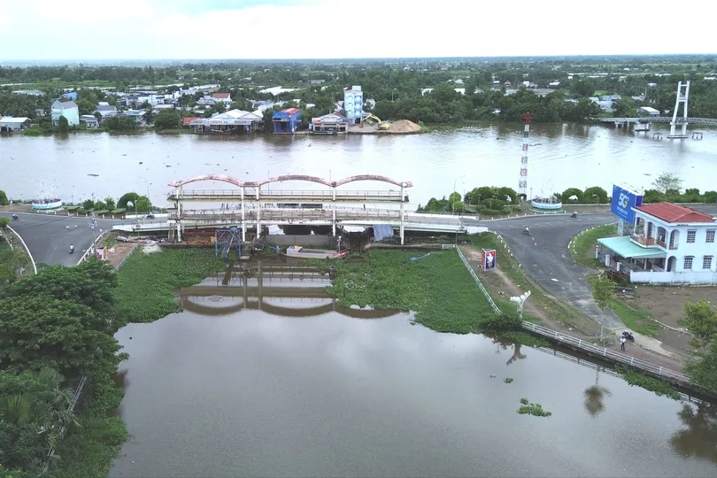 Cống thủy lợi Rạch Ráng (xã Trần Văn Thời) đang được vận hành đóng nhằm giữ nước ngọt, phục vụ sinh hoạt và sản xuất vùng ngọt hóa
