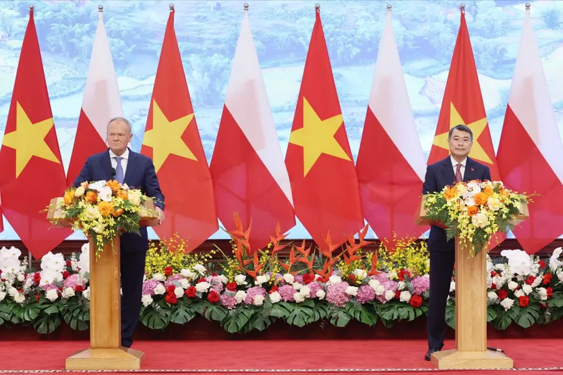 Thủ tướng Lê Minh Hưng và Thủ tướng Donald Tusk gặp gỡ báo chí sau khi tiến hành hội đàm. Ảnh: QUANG PHÚC