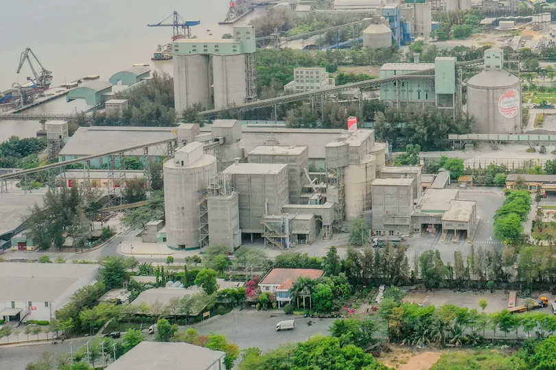 Trạm nghiền xi măng INSEE Hiệp Phước tại Khu công nghiệp Hiệp Phước, xã Hiệp Phước (TPHCM) nhìn từ trên cao. Ảnh: HOÀNG HÙNG