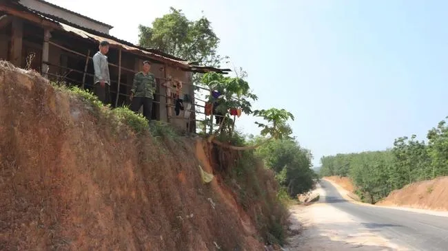 Đồng Nai: Kiểm tra, xử lý vụ hạ cốt nền ở xã Phú Riềng, Phú Trung khiến nhà dân cheo leo