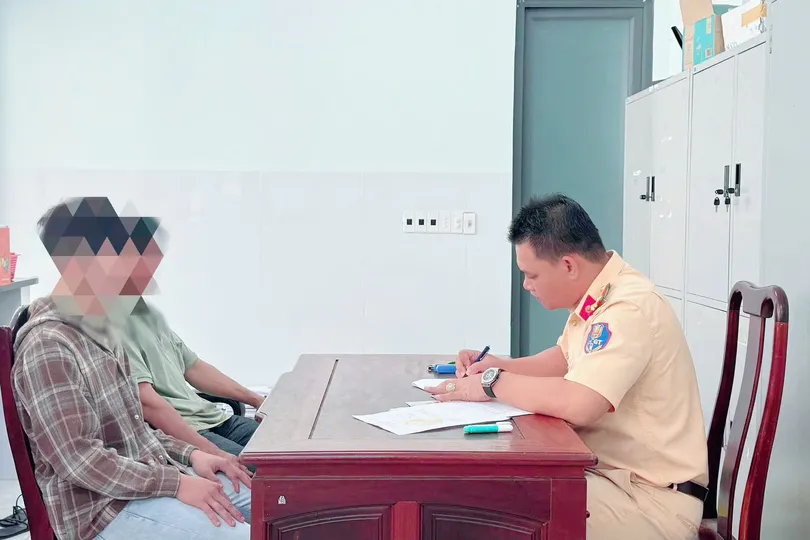 Tịch thu xe máy bốc đầu khi chờ đèn đỏ