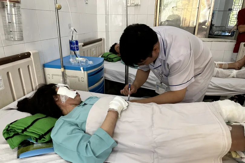 Hai cháu bé bỏng nặng trong vụ cháy xe tiếp tục ghép da