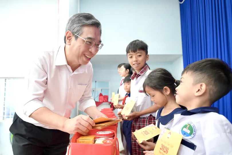 Người dân và các em nhỏ xã đảo Thạnh An vui mừng nhận quà tết