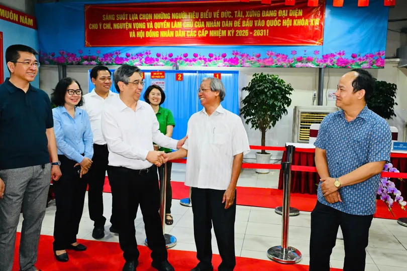 Đồng chí Nguyễn Phước Lộc thăm, động viên các lực lượng túc trực tại khu vực bỏ phiếu trên địa bàn phường Tân Định