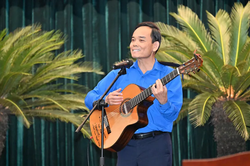 Bí thư Thành ủy TPHCM Trần Lưu Quang vừa đánh đàn vừa hát tặng 600 cán bộ đoàn