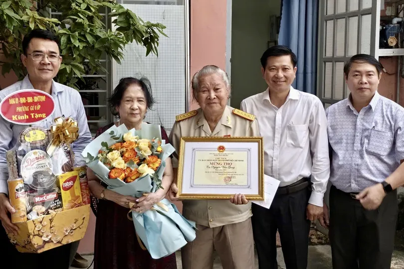 Trưởng Ban Nội chính Thành ủy TPHCM thăm, chúc thọ người cao tuổi tiêu biểu