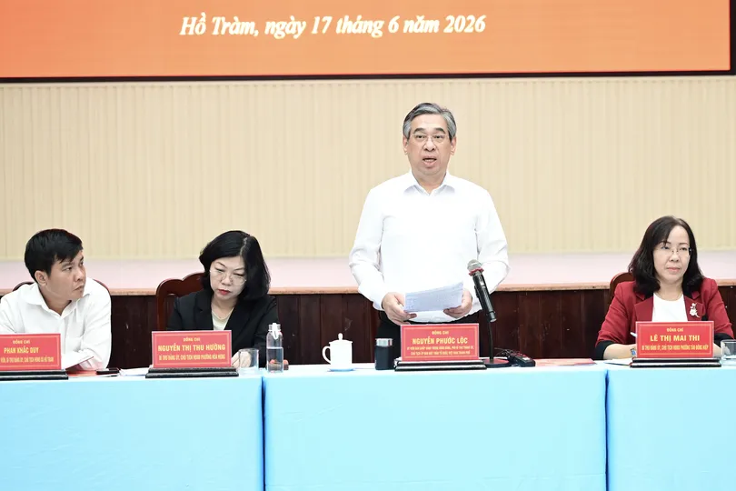 Đồng chí Nguyễn Phước Lộc phát biểu kết luận buổi làm việc với Ban Thường vụ Đảng ủy các phường, xã