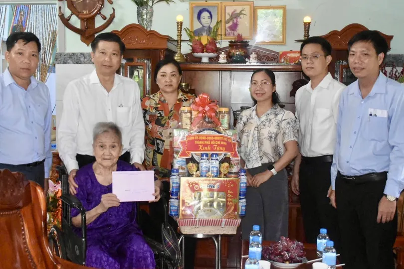 Trưởng Ban Nội chính Thành ủy TPHCM thăm các gia đình chính sách tiêu biểu