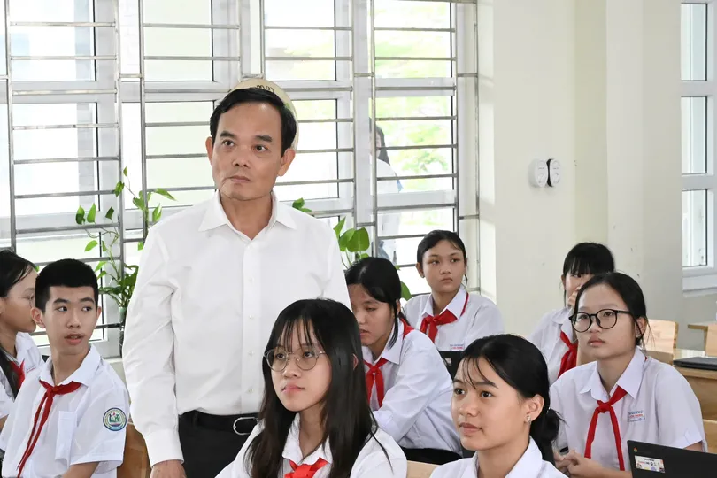 Lãnh đạo TPHCM trao tặng phòng học số cho các trường học ở đặc khu Côn Đảo
