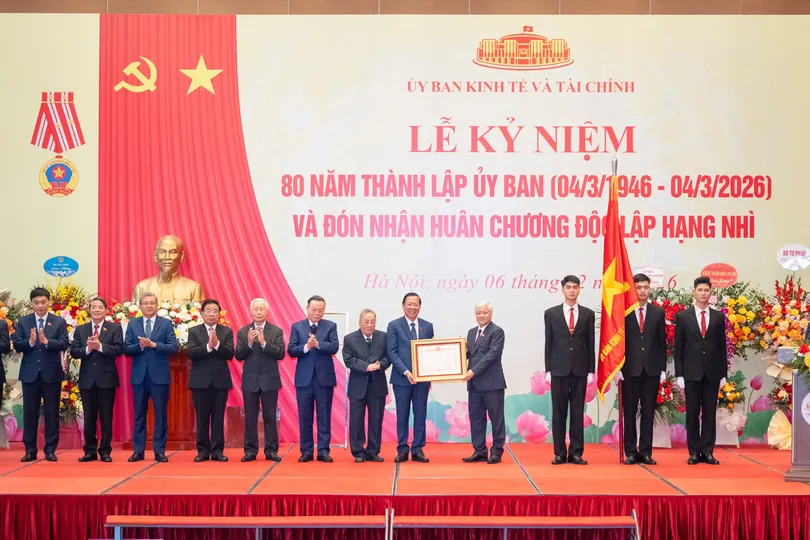 Phó Chủ tịch Thường trực Quốc hội Đỗ Văn Chiến trao Huân chương Độc lập hạng Nhì tặng tập thể Ủy ban Kinh tế và Tài chính