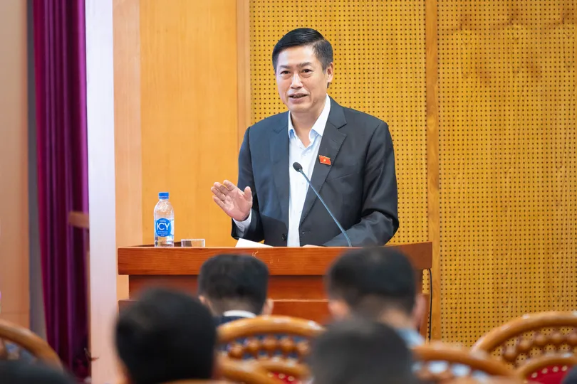 Chủ nhiệm Ủy ban Công tác đại biểu Nguyễn Hữu Đông thông tin tại Hội nghị