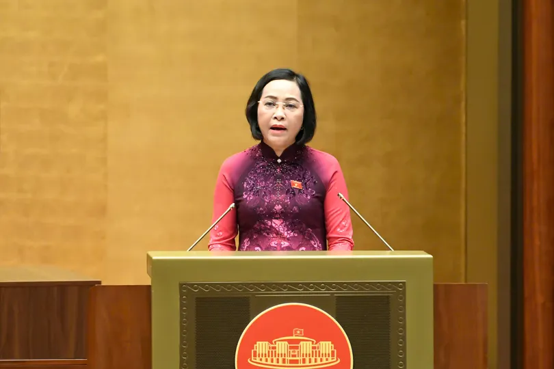 Phó Chủ tịch Quốc hội khóa XV Nguyễn Thị Thanh, Ủy viên Hội đồng Bầu cử quốc gia trình bày tóm tắt báo cáo tổng kết cuộc bầu cử. Ảnh: QUANG PHÚC