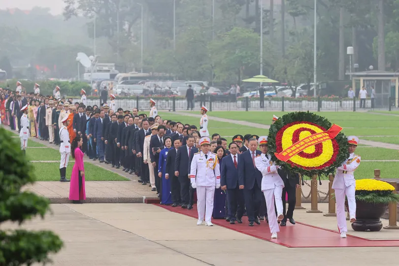 Đại biểu Quốc hội khóa XVI vào Lăng viếng Chủ tịch Hồ Chí Minh. Ảnh: VIẾT CHUNG