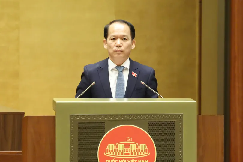 Bộ trưởng Bộ Tư pháp Hoàng Thanh Tùng trình bày các tờ trình, chiều 8-4. Ảnh: QUANG PHÚC