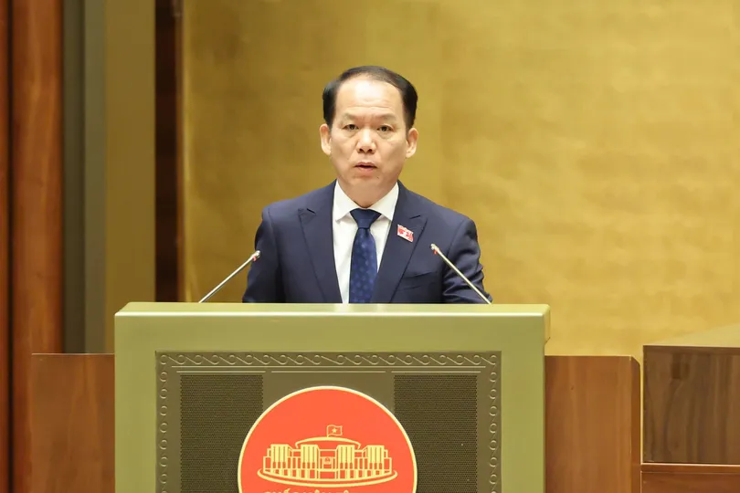 Bộ trưởng Bộ Tư pháp Hoàng Thanh Tùng trình bày tờ trình về dự án luật. Ảnh: QUANG PHÚC