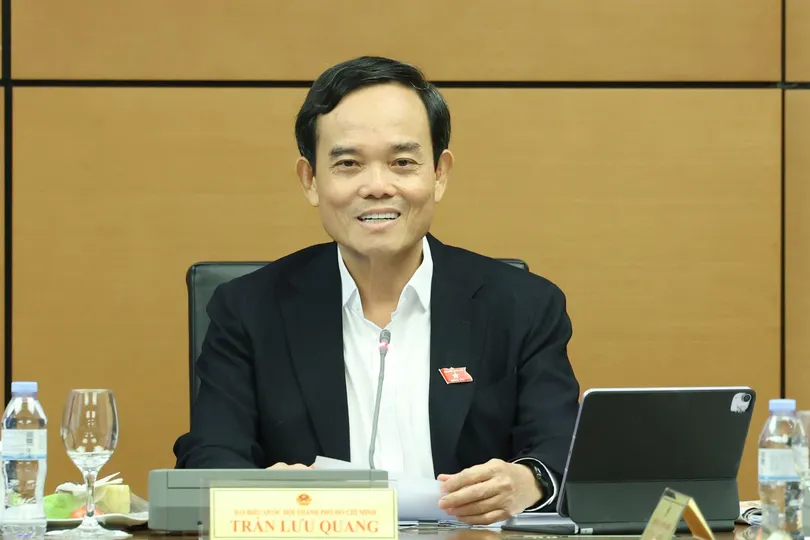 Bí thư Thành ủy TPHCM Trần Lưu Quang điều hành phiên họp tổ ĐB Quốc hội TPHCM sáng 20-4. Ảnh: QUANG PHÚC 