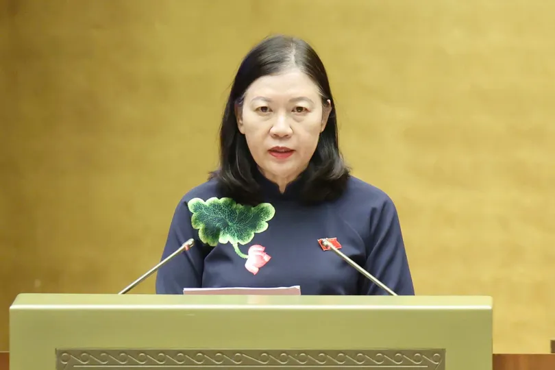 Bà Lê Thị Nga, Chủ nhiệm Ủy ban Dân nguyện và Giám sát của Quốc hội trình bày Tờ trình về dự kiến chương trình giám sát của Quốc hội năm 2027. Ảnh: QUANG PHÚC