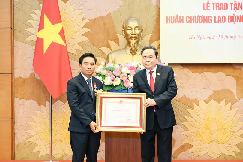 Chủ tịch Quốc hội Trần Thanh Mẫn trao Huân chương Lao động hạng Nhất đến Phó Chủ tịch Quốc hội, Thượng tướng Nguyễn Doãn Anh. Ảnh: CẨM HÀ