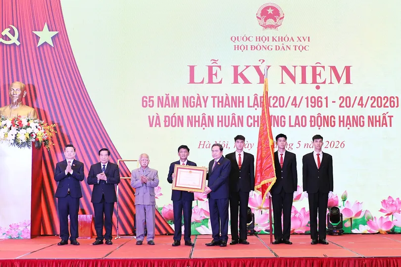 Thay mặt lãnh đạo Đảng và Nhà nước, Chủ tịch Quốc hội Trần Thanh Mẫn trao Huân chương Lao động hạng nhất tặng Hội đồng Dân tộc. Ảnh: CẨM HÀ 