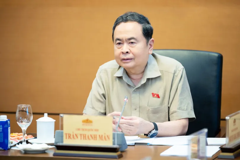 Chủ tịch Quốc hội Trần Thanh Mẫn chủ trì cuộc họp giao ban với lãnh đạo Quốc hội về triển khai thực hiện nhiệm vụ tháng 5 và trọng tâm công tác tháng 6-2026. Ảnh: CẨM HÀ 