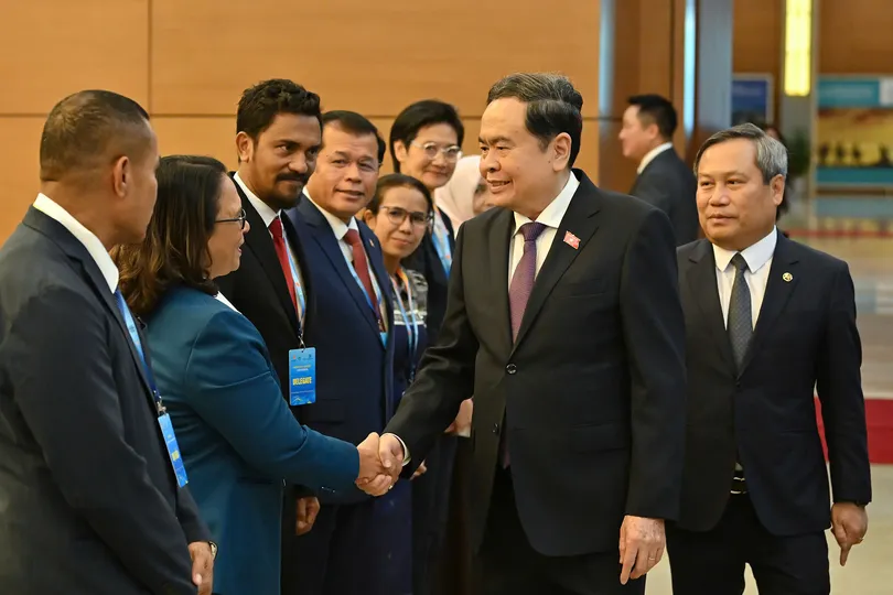 Chủ tịch Quốc hội Trần Thanh Mẫn với lãnh đạo của các thành phố tiêu biểu của khu vực ASEAN. Ảnh: QUANG PHÚC