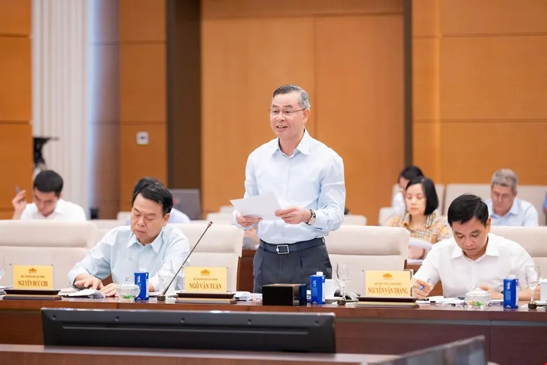 Bộ trưởng Bộ Tài chính Ngô Văn Tuấn trình bày tờ trình tại phiên họp chiều 10-6. Ảnh: VIẾT CHUNG