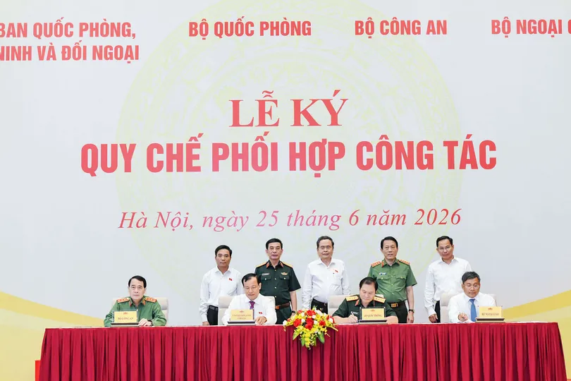 Chủ tịch Quốc hội Trần Thanh Mẫn và các đại biểu cùng chứng kiến việc ký kết. Ảnh: CẨM HÀ 