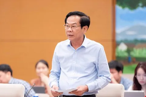 Bộ trưởng Bộ Nội vụ Đỗ Thanh Bình trình bày dự thảo luật tại phiên họp. Ảnh: CẨM HÀ 