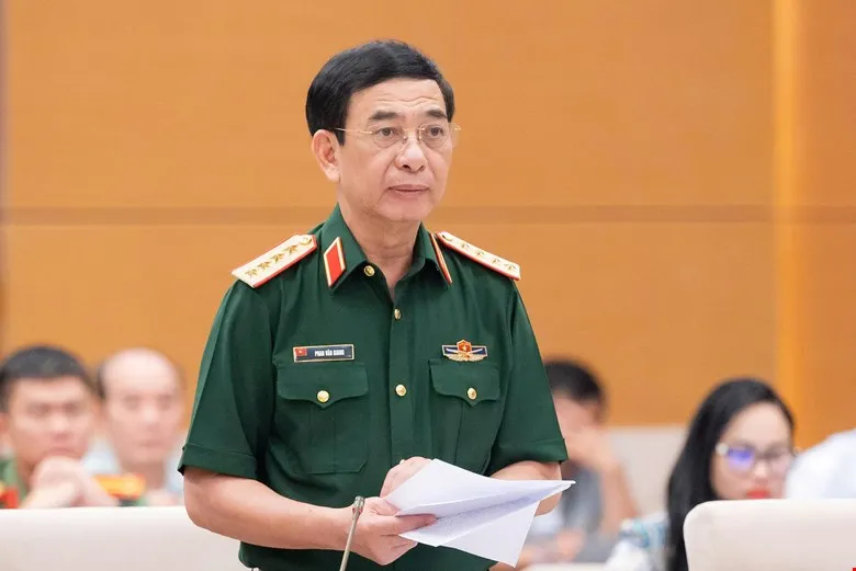 Phó Thủ tướng, Bộ trưởng Bộ Quốc phòng Phan Văn Giang trình dự luật. Ảnh: CẨM HÀ 