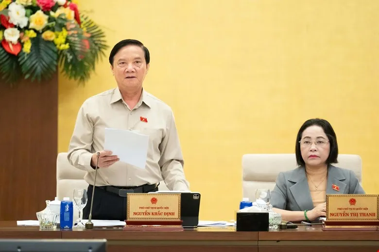 Phó Chủ tịch Quốc hội Nguyễn Khắc Định điều hành phiên họp của Ủy ban Thường vụ Quốc hội, sáng 17-7. Ảnh: CẨM HÀ 