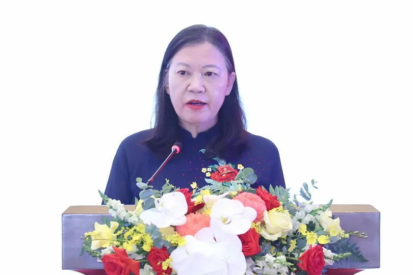 Chủ nhiệm Ủy ban Dân nguyện và Giám sát Lê Thị Nga trình bày Báo cáo đề dẫn tại diễn đàn của Quốc hội về hoạt động giám sát năm 2026. Ảnh: QUANG PHÚC 