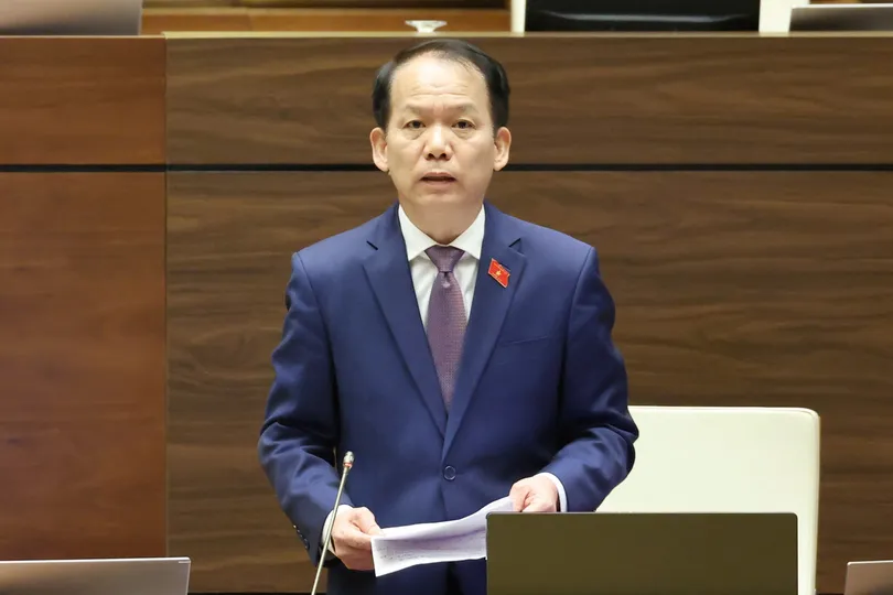 Bộ trưởng Bộ Tư pháp Hoàng Thanh Tùng tiếp thu các ý kiến ĐB. Ảnh: QUANG PHÚC 
