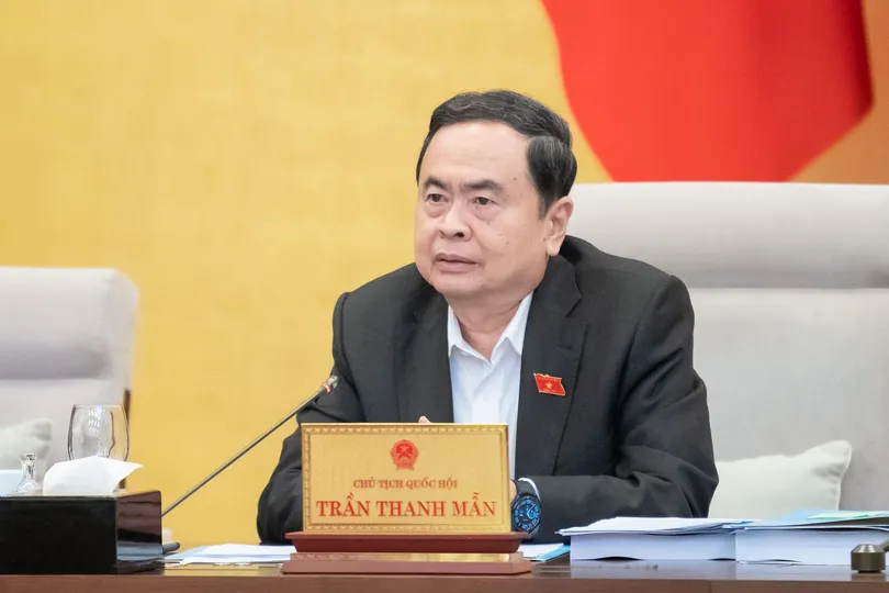 Chủ tịch Quốc hội Trần Thanh Mẫn ký ban hành 2 nghị quyết của Ủy ban Thường vụ Quốc hội. Ảnh: VIẾT CHUNG 