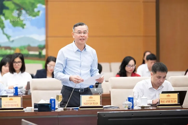 Bộ trưởng Bộ Tài chính Ngô Văn Tuấn báo cáo tại phiên họp. Ảnh: Cổng thông tin điện tử Quốc hội