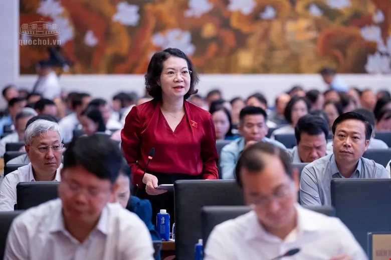 Đại biểu Mai Thị Phương Hoa (Ninh Bình) góp ý về Luật Xử lý vi phạm hành chính (sửa đổi). Ảnh: quochoi.vn