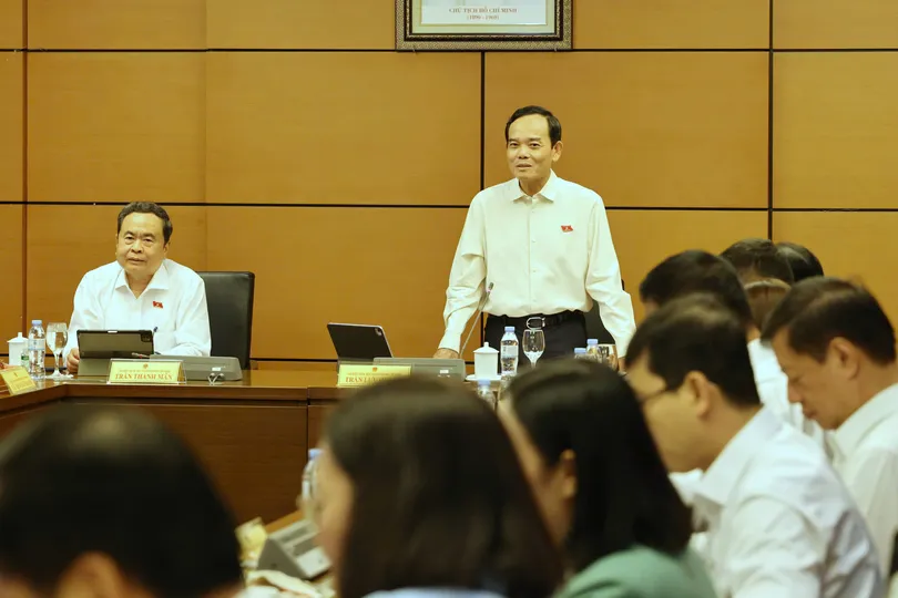 Bí thư Thành ủy TPHCM Trần Lưu Quang điều hành phiên thảo luận tại tổ ĐBQH, chiều 18-10. Ảnh: QUANG PHÚC