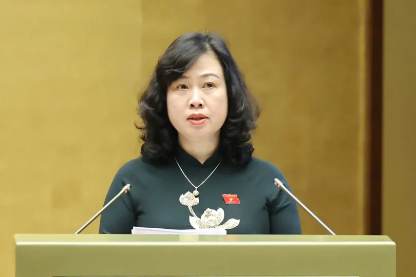 Bộ trưởng Bộ Y tế Đào Hồng Lan trình bày Dự án Luật An toàn thực phẩm (sửa đổi). Ảnh: QUANG PHÚC