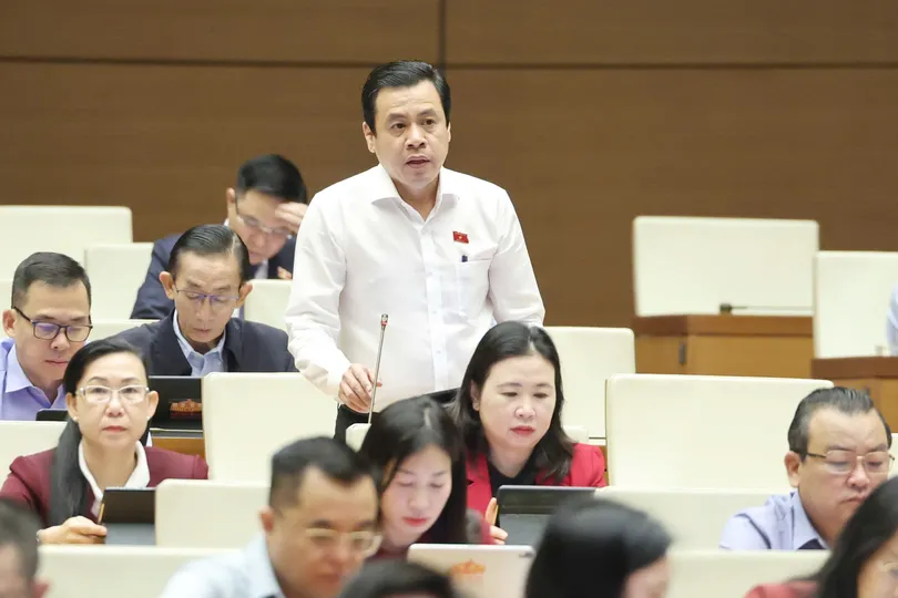 ĐB Trần Anh Tuấn (TPHCM) phát biểu về dự án Luật sửa đổi, bổ sung một số điều của Luật Chứng khoán. Ảnh: QUANG PHÚC