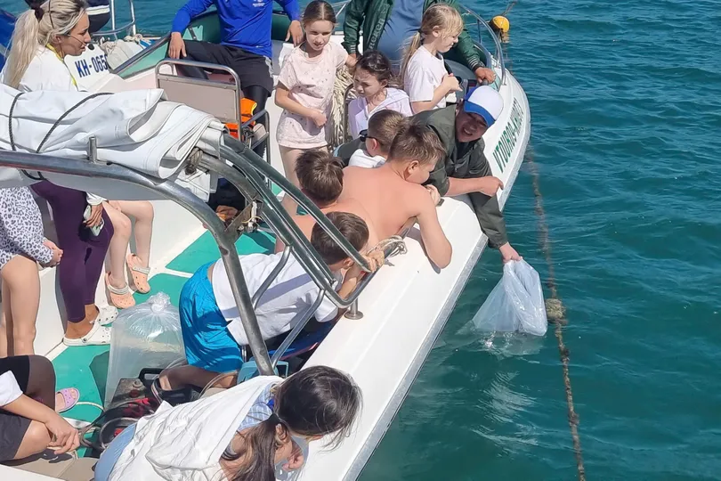 Thả con giống cá chẽm tái tạo nguồn lợi tại vịnh Nha Trang