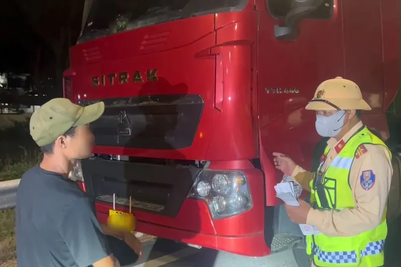 Tài xế không có bằng lái vẫn điều khiển xe đầu kéo trên cao tốc
