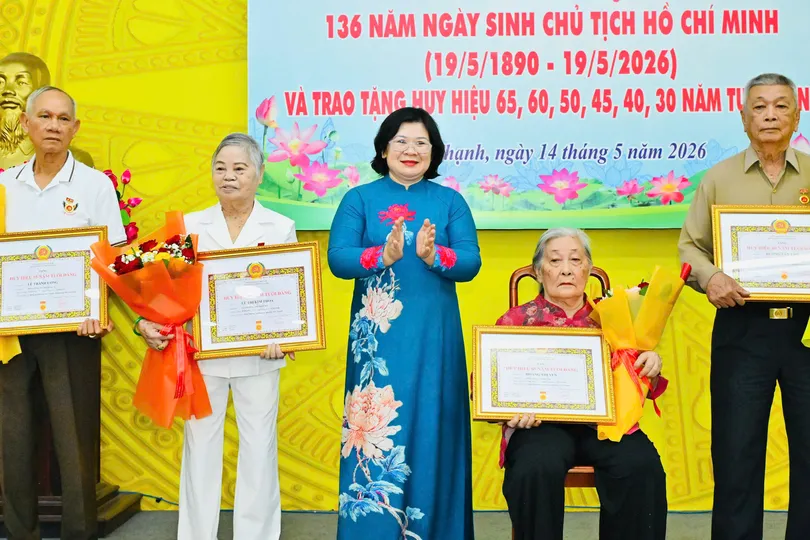 60 đảng viên phường Tây Thạnh và Tân Sơn Nhì nhận Huy hiệu Đảng
