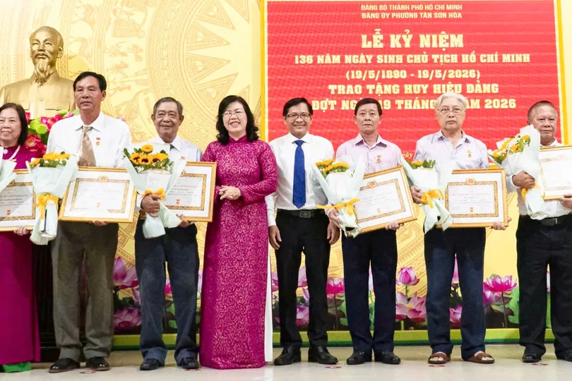 Phường Tân Sơn Hòa trao Huy hiệu Đảng đến các đảng viên 