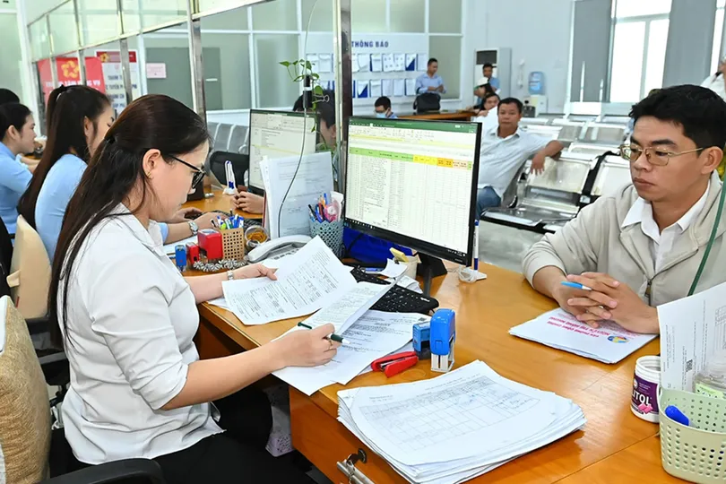 Cán bộ Trung tâm Phục vụ hành chính công phường Dĩ An giải quyết thủ tục hành chính cho người dân. Ảnh: VIỆT DŨNG