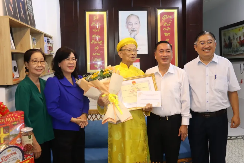 Trưởng Ban Tổ chức Thành ủy TPHCM thăm, chúc thọ người cao tuổi tiêu biểu
