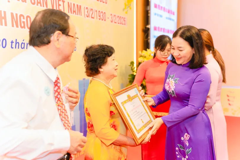 Trao Huy hiệu Đảng đến các đảng viên 