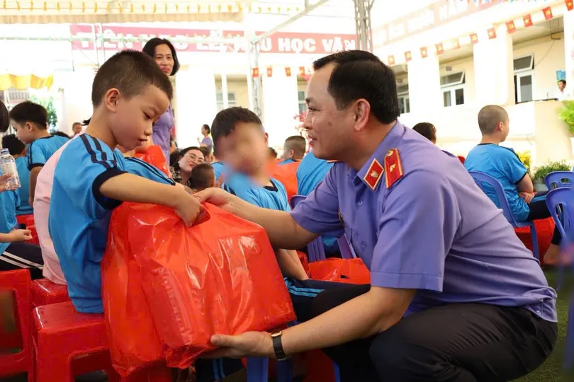 Viện trưởng VKSND TPHCM trao quà tết cho trẻ em khó khăn, hộ cận nghèo 