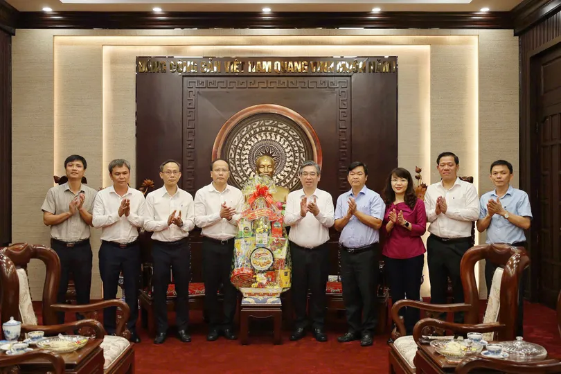 Lãnh đạo TPHCM tiếp đoàn tỉnh Khánh Hòa đến thăm, chúc tết 