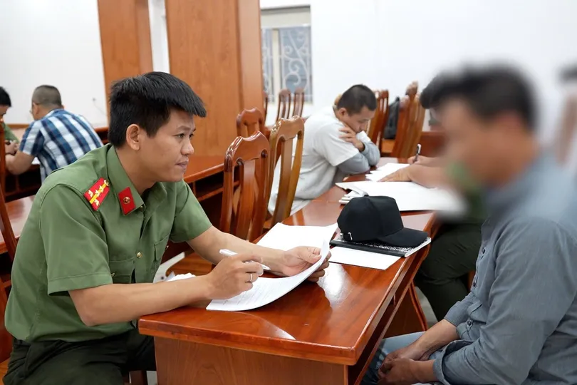 Công an TPHCM vừa tiếp nhận 34 người bị phía Hoa Kỳ trục xuất. Ảnh: CA