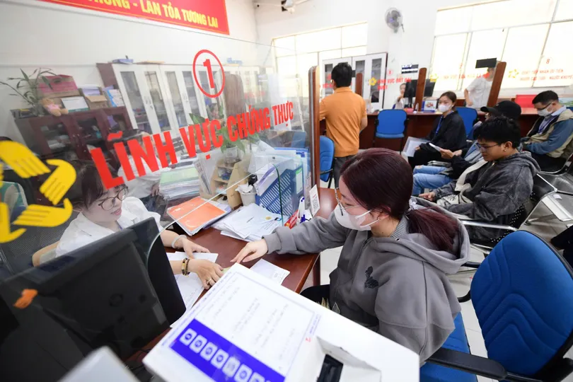 Người dân đến làm thủ tục chứng thực tại phường Đức Nhuận, TPHCM